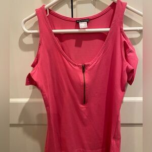 NWOT VENUS SMALL COLD SHOULDER SHORT SLEEVE TOP IN PINK